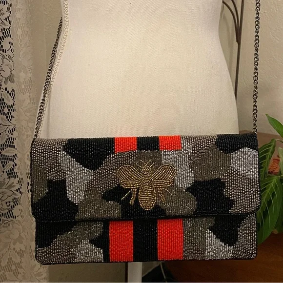 Beaded Bee Clutch Crossbody insect - Picture 2 of 6